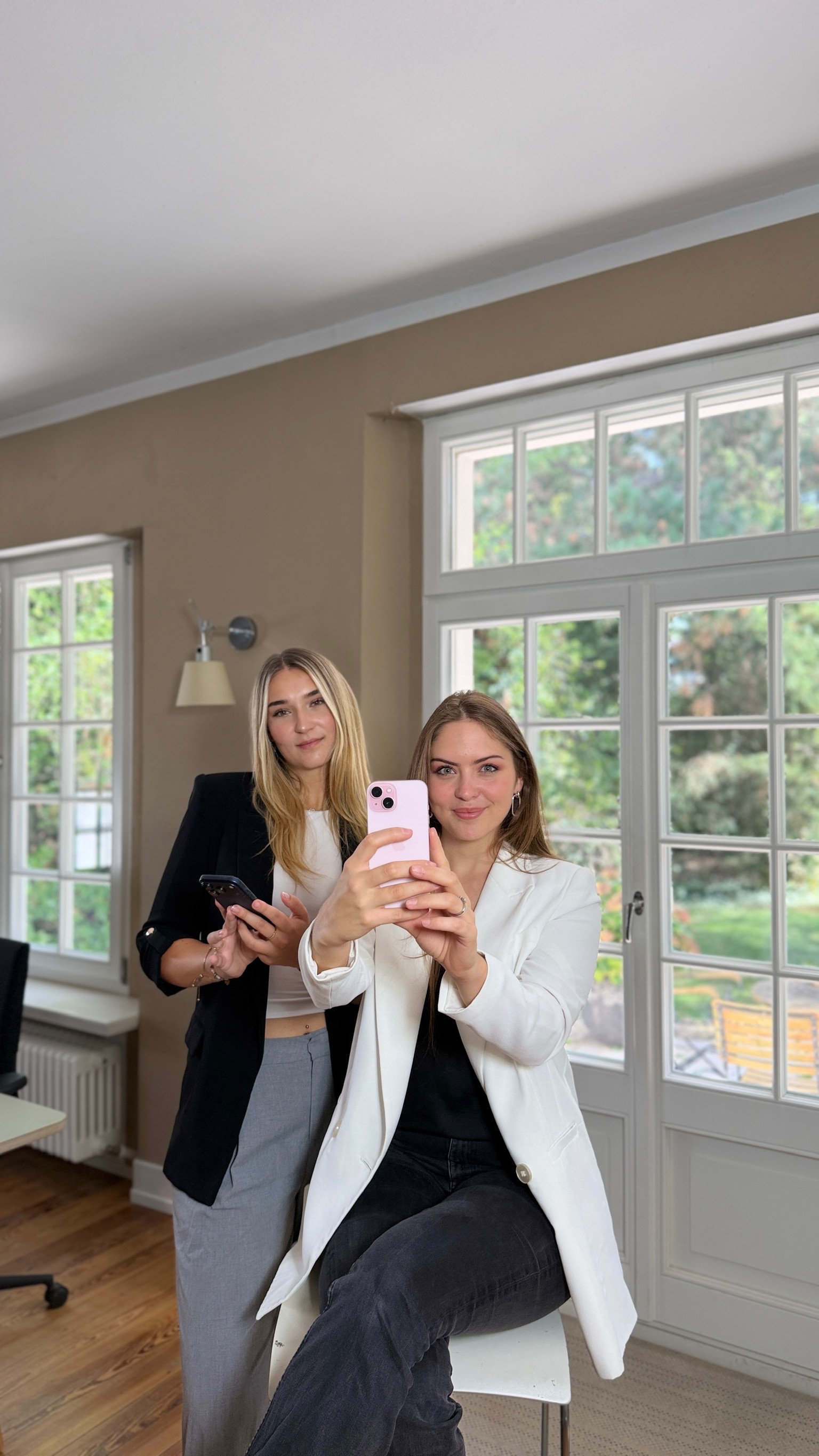 Zwei aus dem Team filmen sich mit dem Handy