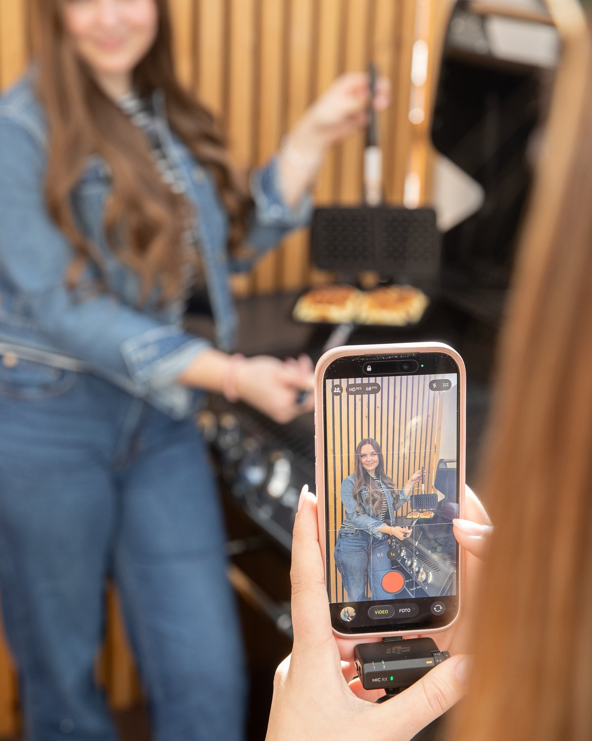 Dreh in der Küche: Handy filmt die Szene