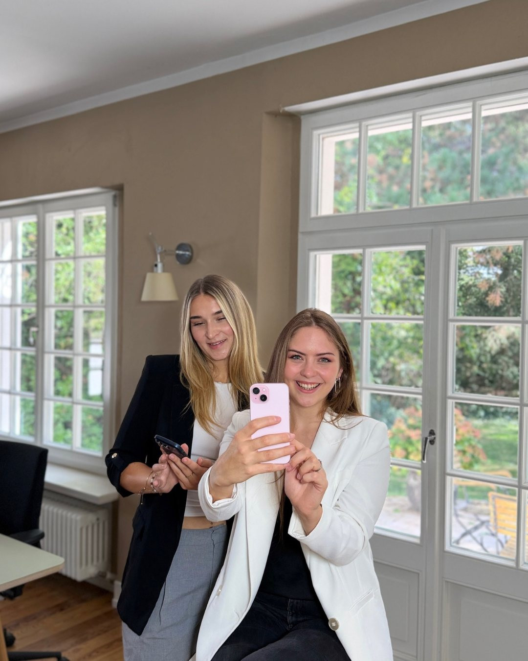 Zwei aus dem Team nehmen ein Video fürs Handy auf