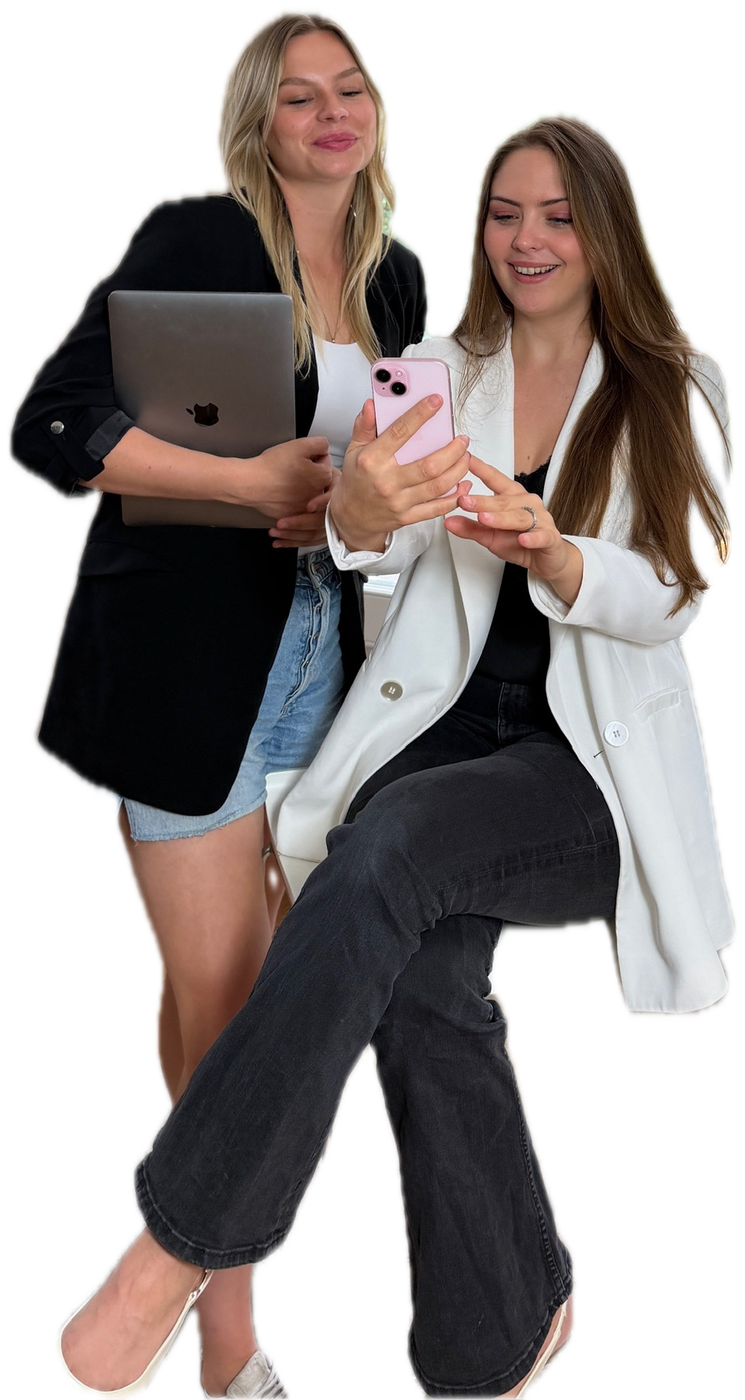 Zwei aus dem Team schauen gemeinsam auf ein Handy