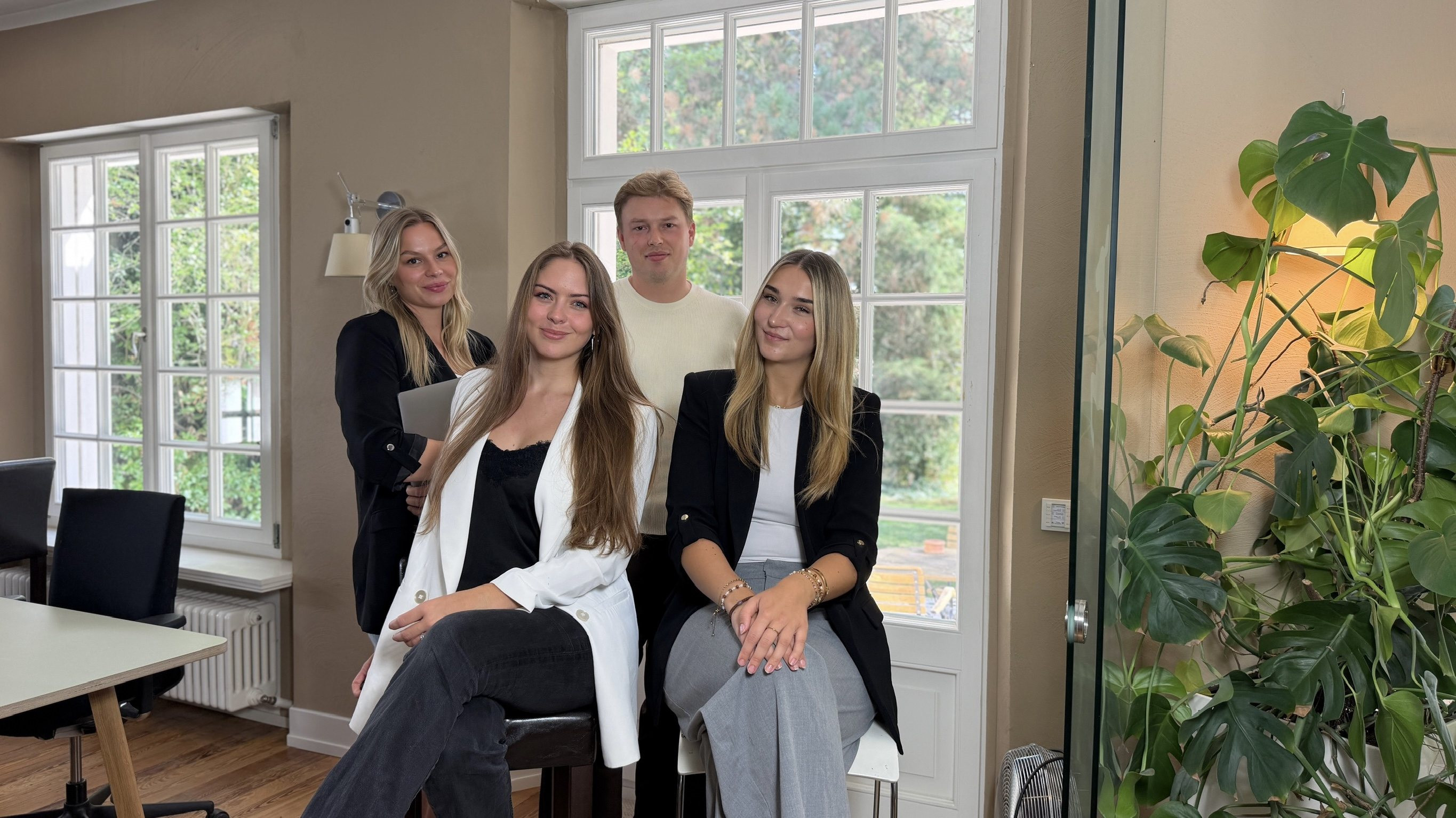 Das Team von Mantral Studio im Büro